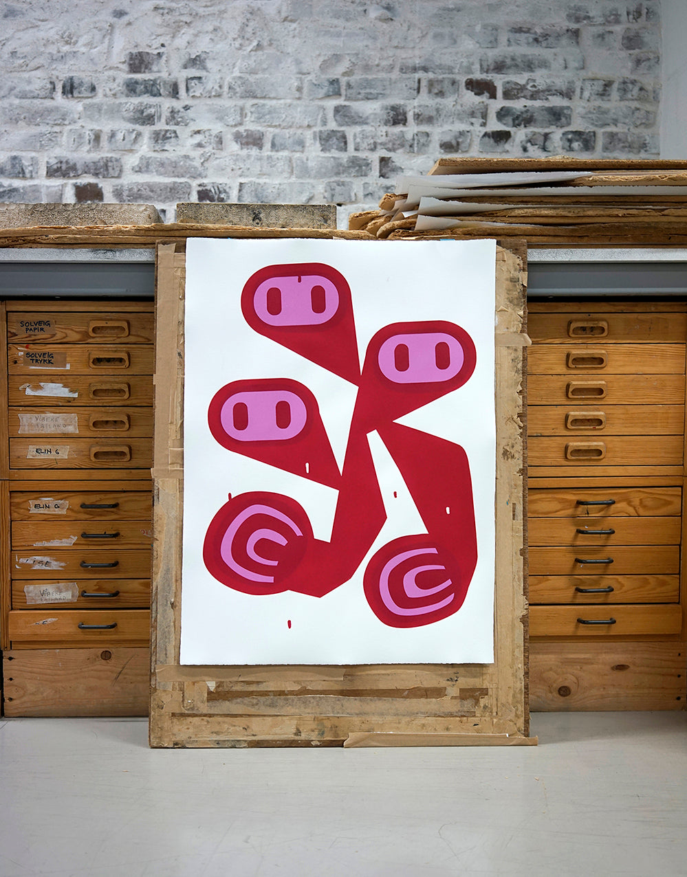 Red Couples Therapy (Red), silketrykk / serigrafi av Lasse Skarbøvik, 56 x 78 cm (arkformat)