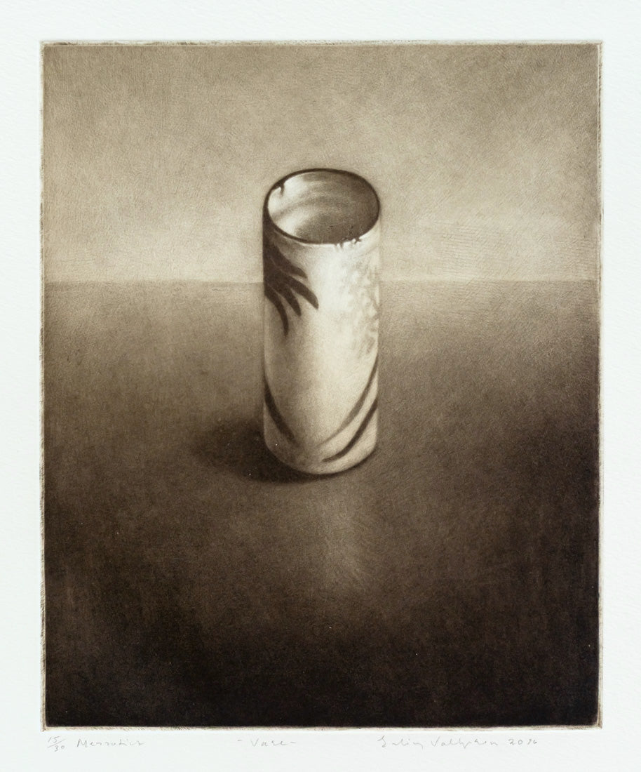 Vase, etsning, mezzotint av Erling Valtyrson, 20 x 25 cm motiv (29 x 34 cm ark)