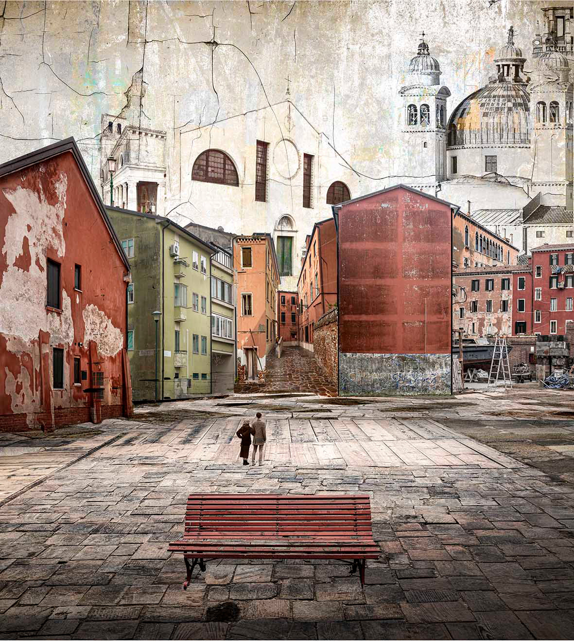 Åpen plass med rød benk