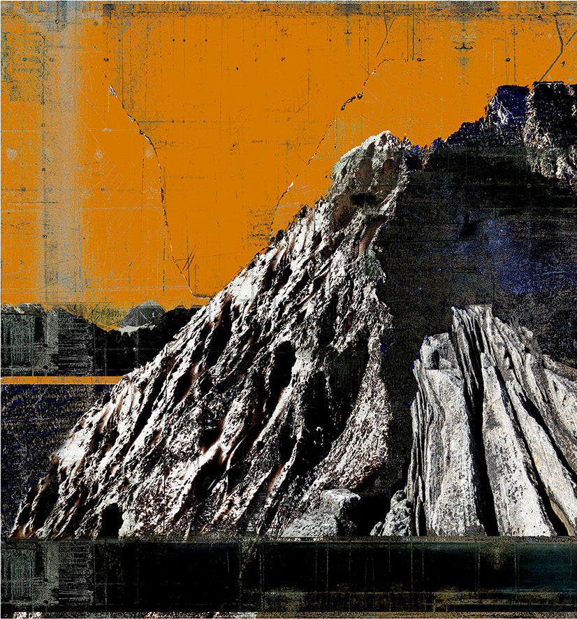 Bratt fjell med gul himmel