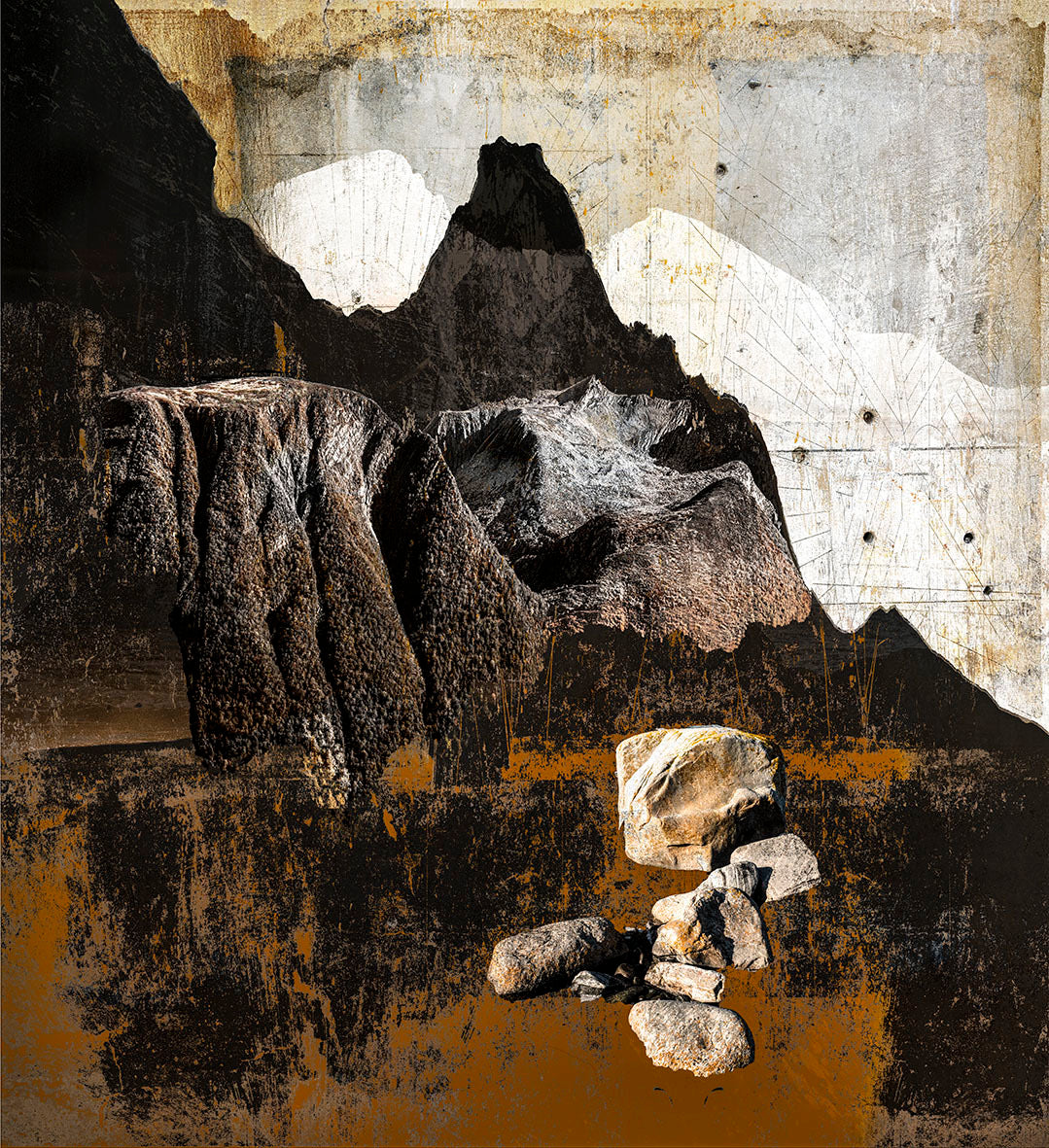 Fjell mot lys himmel