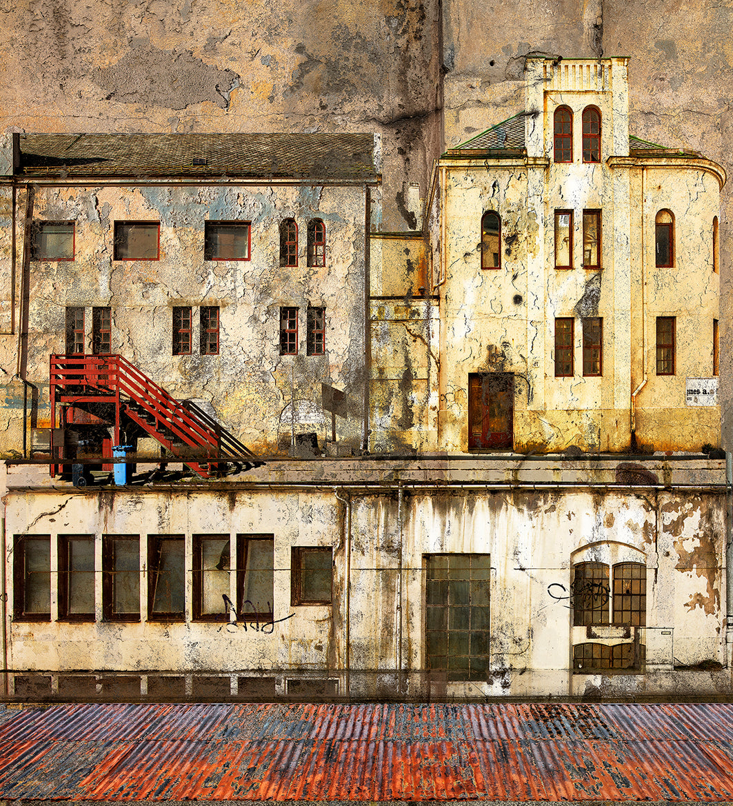 Rød trapp med rødt blikktak