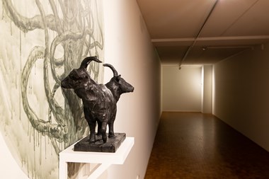 «Study for Double Goat». Veggmaleri og treskulptur av gran. 10.000 (skulptur)